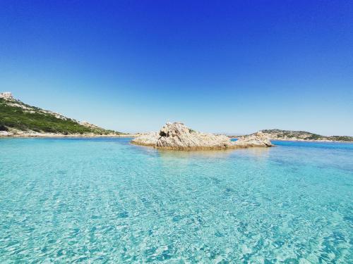 Spiaggia con sabbia bianca e mare blu  nell'Arcipelago di La Maddalena