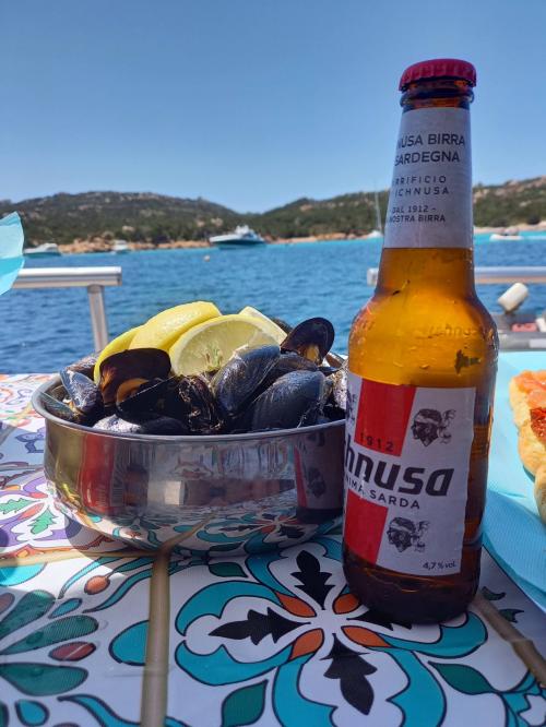 Cozze e birra serviti durante pranzo in barca nell'Arcipelago di La Maddalena