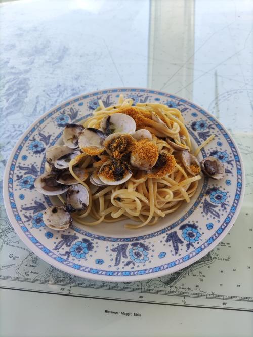 Primo piatto di spaghetti con vongole e bottarga durante pranzo in barca nell'Arcipelago di La Maddalena