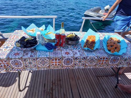 Pranzo e bibite servite durante gita giornaliera in barca alla scoperta delle isole dell'Arcipelago di La Maddalena