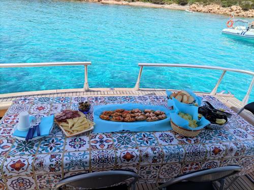 <p>Mittagessen an Bord eines Motorboots während einer Tour durch das La Maddalena-Archipel</p><p><br></p>