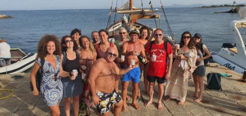 Skipper bietet am Ende eines ganzen Tages auf einem Schlauchboot in Asinara 