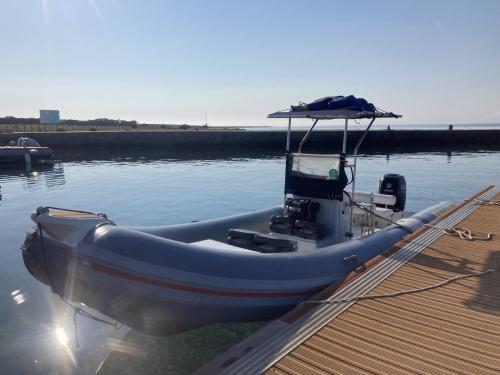 Beiboot am Pier von Stintino