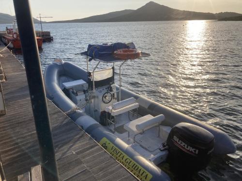Beiboot bei Sonnenuntergang am Pier von Stintino