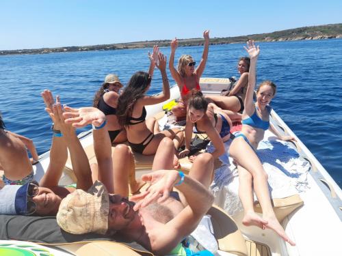 Wanderer bei einem Tagesausflug mit einem Schlauchboot