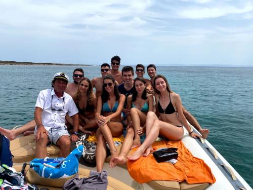 Jungs im Schlauchboot in Asinara mit Skipper
