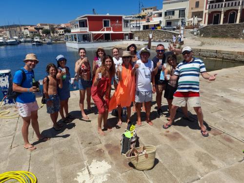 Wanderer bei einem Landstopp auf der Insel Asinara