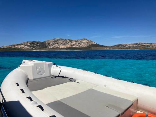 Gommone naviga nel Golfo dell'Asinara