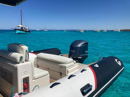 Ampio gommone nel mare dell'Asinara