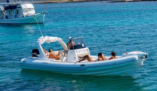 <p>Schlauchboot mit Sonnensegeln im Golf von Asinara</p><p><br></p>