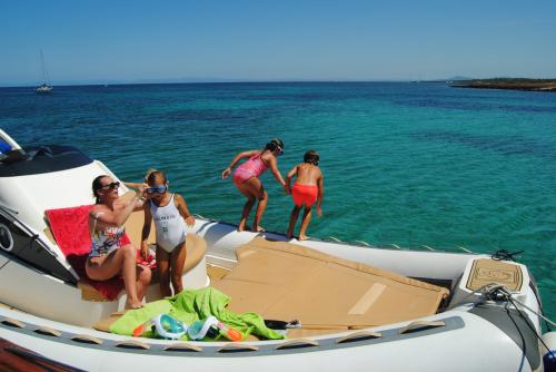 <p>Family dive aboard a dinghy in the Asinara sea</p><p><br></p>