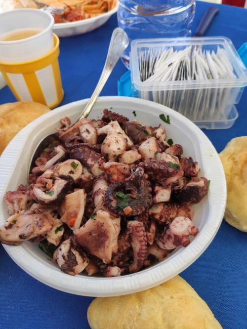 Tintenfischsalat an Bord einer Angeltour im Golf von Asinara