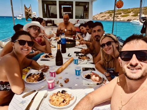 Wanderer essen während einer Angeltour an Bord eines Bootes zu Mittag