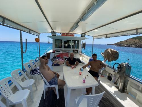 Überdachte Veranda eines Fischerbootes im Golf von Asinara