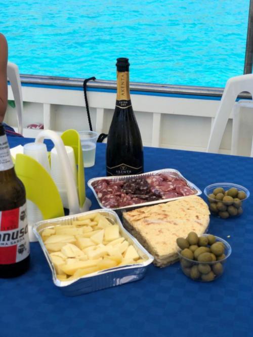 Verkostung lokaler Produkte an Bord eines Fischerbootes im Golf von Asinara