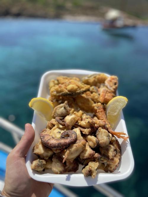 Gericht mit frittiertem Fisch und Zitrone