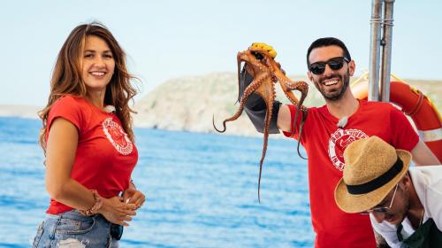 Zwei Besatzungsmitglieder mit einem Oktopus
