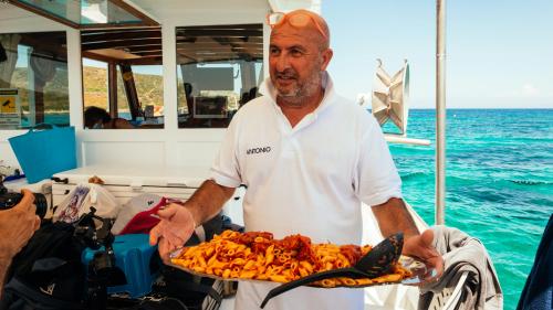 Der Kapitän serviert Pasta mit Fischsauce