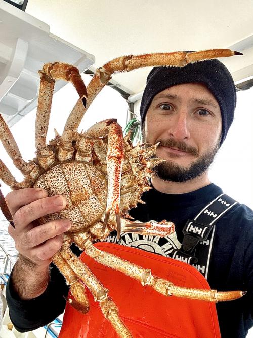 Fischer mit Riesenkrebs, gefangen im Golf von Asinara