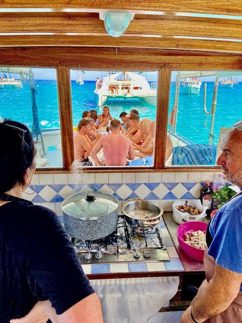 <p>Touristen an Bord eines Bootes während des Tages Angeln und Mittagessen an Bord mit täglichem lokalen Fang</p><p><br></p>