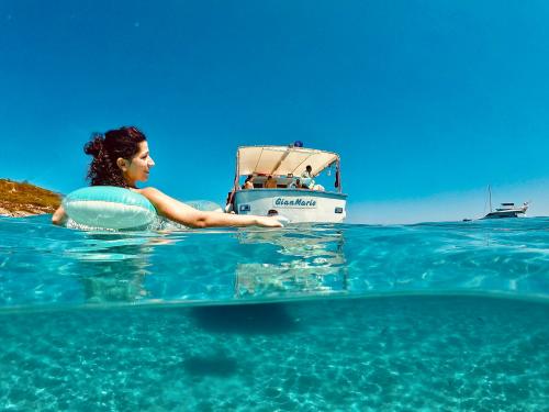 Tourist entspannt sich während einer Bootstour in Asinara