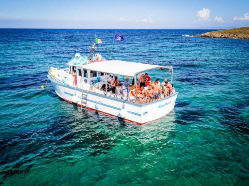Turista se relaja durante una excursión en barco en Asinara