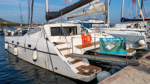 Lato sinistro del catamarano a Stintino