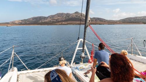 Catamarano naviga in direzione delle piscine di Fornelli