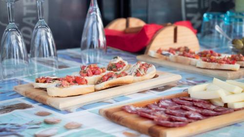 Aperitif an Bord mit sardischen Produkten