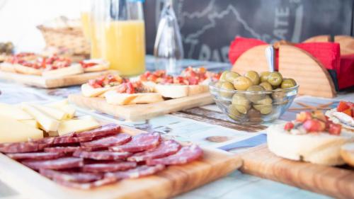 Aperitivo sul catamarano con prodotti sardi