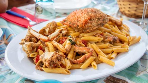 Mittagessen an Bord des Katamarans mit frischem Fisch