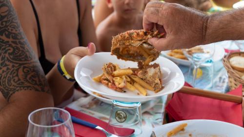 Kommandant serviert Mittagessen