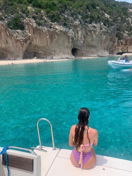 Blick auf Cala Luna vom Motorboot Marlin Sub während der Bootsfahrt im Golf von Orosei