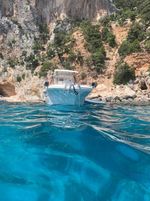 Steigen Sie an Bord dieses Motorboots Marlin Sub für Ihren Bootsausflug im Golf von Orosei!