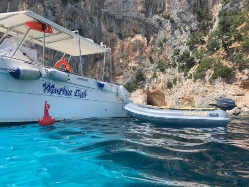 Steigen Sie an Bord dieses Motorboots Marlin Sub für Ihren Bootsausflug im Golf von Orosei!