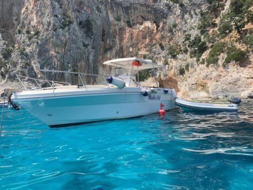 Steigen Sie an Bord dieses Motorboots Marlin Sub für Ihren Bootsausflug im Golf von Orosei!