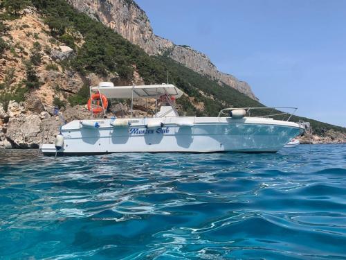 Steigen Sie an Bord dieses Motorboots Marlin Sub für Ihren Bootsausflug im Golf von Orosei!