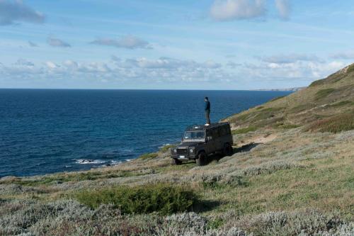 Persona sopra fuoristrada nella costa nord-ovest della Sardegna