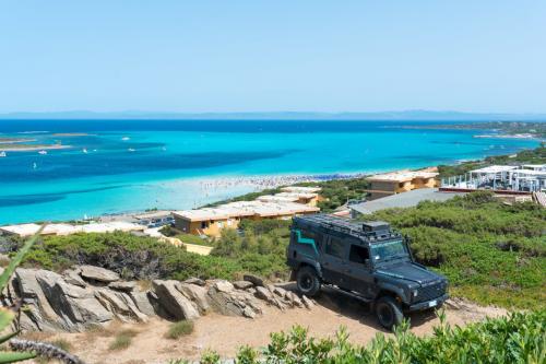 Fuoristrada con la spiaggia La Pelosa sullo sfondo