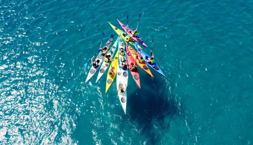 Gruppo di escursionisti in kayak nel mare di sant'Antioco