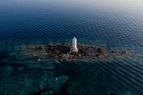 Foto drone faro di Sant'Antioco durante escursione in kayak