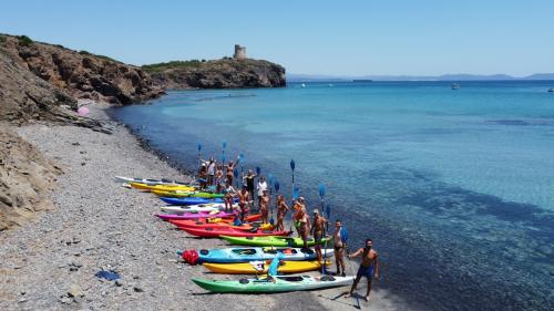 Grupo de niños en kayaks durante la excursión.