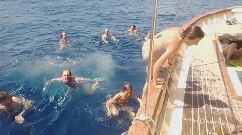 Schwimmen Sie an Bord eines hölzernen Gozzo in Maddalena