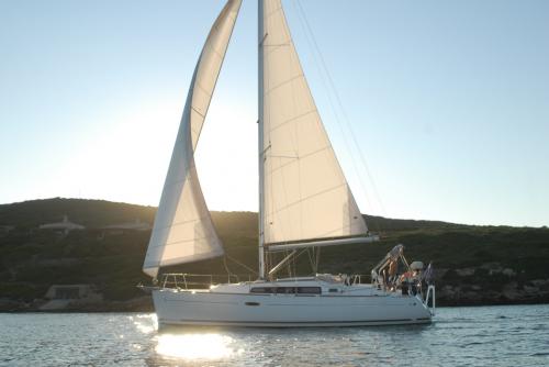 Velero en la costa de Sinis