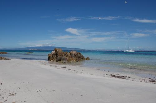 Velero y playa en la península de Sinis