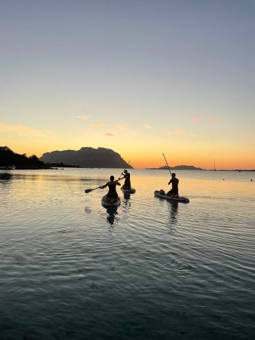 Grupo de SUP al amanecer