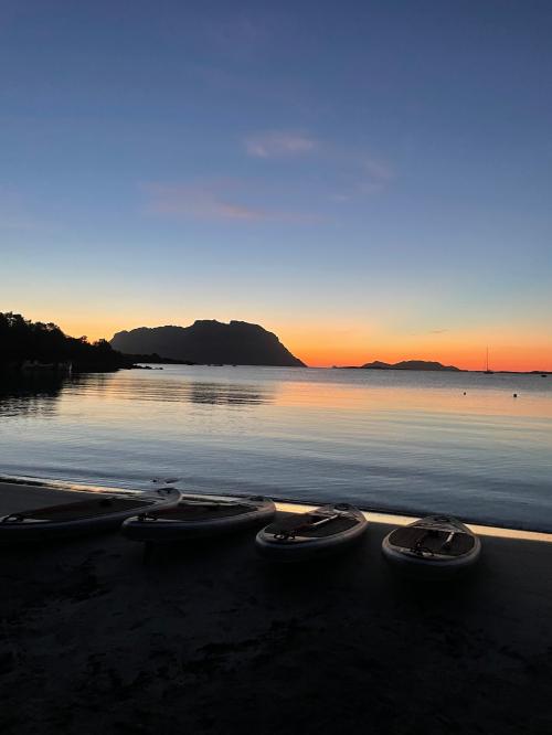 SUP in spiaggia all'alba