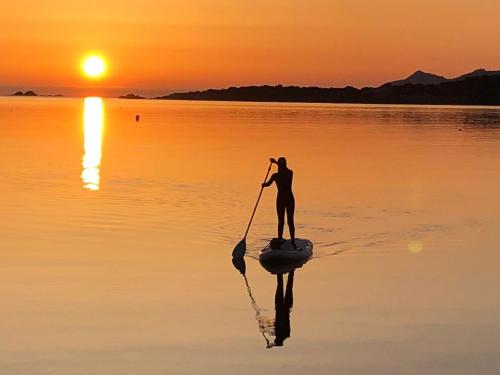 Ragazzo durante escursione all'alba in SUP