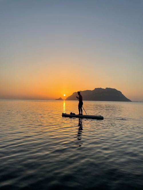 Garçon de SUP à l'aube