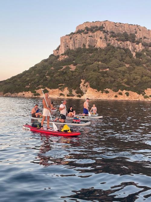 SUP dans les eaux entre Capo Figari et Figarolo dans le Golfo Aranci